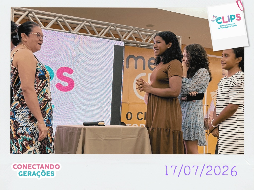 Família reunida no palco durante o Desafio entre Gerações da CLIPS